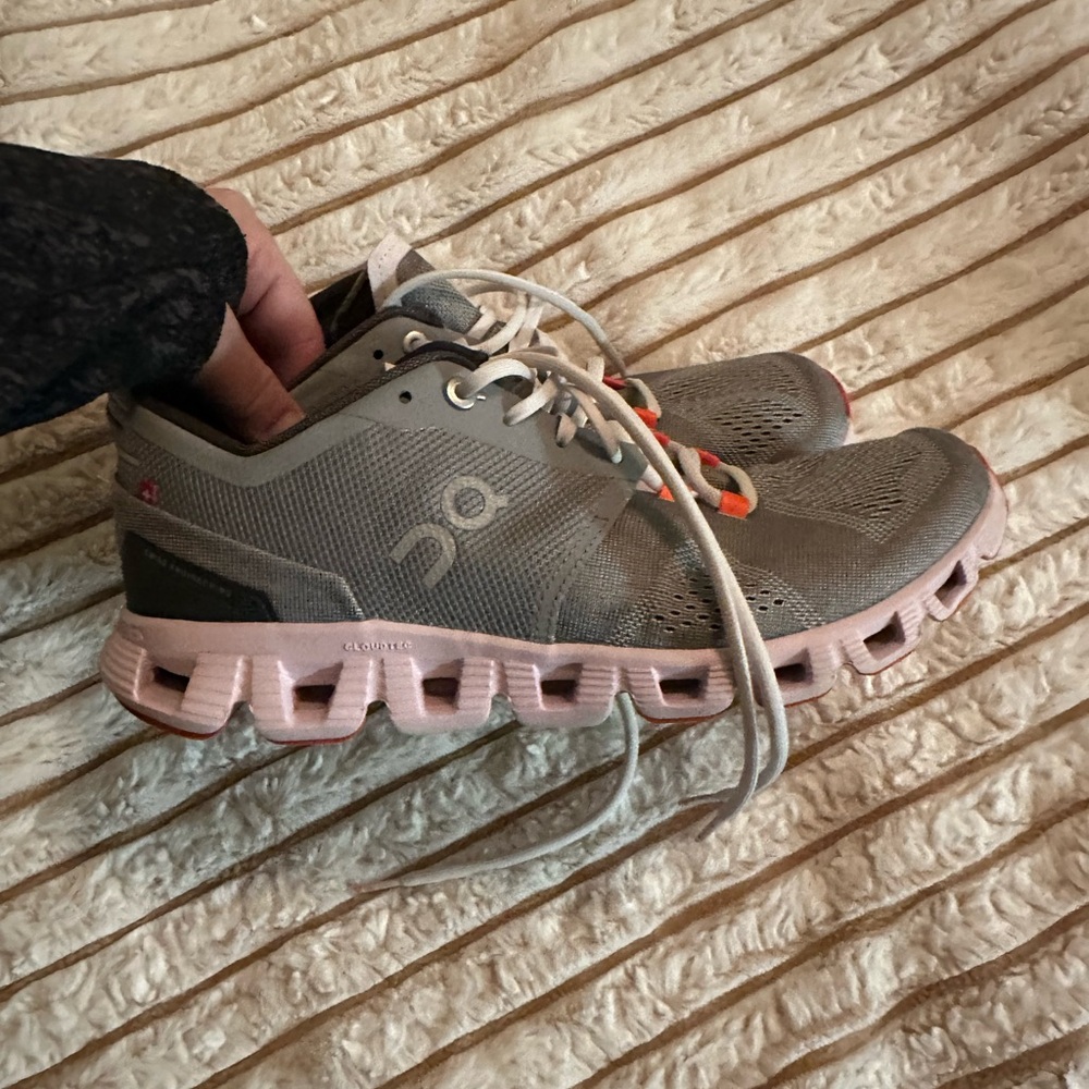 On Cloud Cloud X sneakers, no in soles size 8.5 - Picture 4 of 4